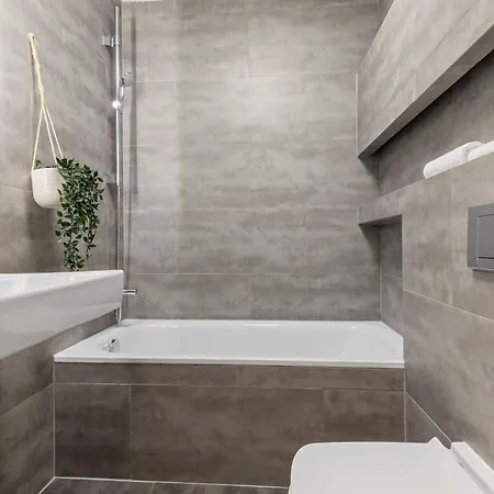 Lam Concrete Ac - Balcony Apartment *